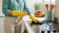 Usuwanie tłuszczu w kuchni: najlepsze porady od profesjonalisty zajmującego się sprzątaniem