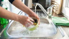 Jak prawidłowo zmywać naczynia: błędy, których należy unikać