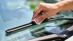 Nie wyrzucaj od razu starych piór wycieraczek: prosty sposób, który naprawdę działa