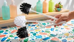 4 sprytne sposoby na wykorzystanie szczotki toaletowej: nie tylko w łazience