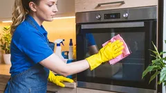 Ten produkt znajdziesz w każdej kuchni: prosty sposób na wyczyszczenie szklanej szyby piekarnika