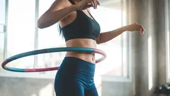 Hula-hoop na talię: mit odchudzający czy tylko zabawka dla znudzonych